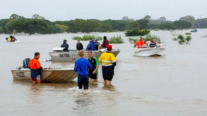 Der Nordosten Australiens versinkt immer mehr im Hochwasser. Die Leichen zweier Männer im Alter von 21 und 23 Jahren wurden in der teils überfluteten Stadt Townsville im Wasser entdeckt, wie die Polizei am Dienstag mitteilte. Vermutet wird, dass sie bereits am Montag ertranken.