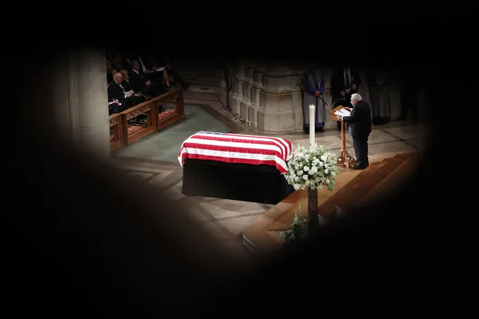 "Die Welt wird einsam sein ohne John McCain": Auch Henry Kissinger (95), der wohl bekannteste Diplomat der USA, würdigte den Verstorbenen.
