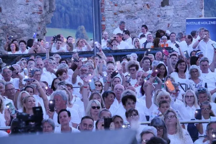 Das Publikum in der voll besetzten Burg ging begeistert mit und spendete immer wieder tosenden Applaus.