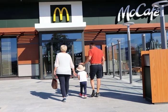 Der neue McDonald's wartet in modernem Design auf. Bitte klicken Sie sich durch die Fotoserie ...