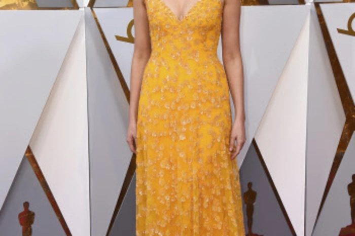 Regisseurin Greta Gerwig in einem bestickten Kleid von Rodarte.