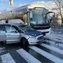 Ein Taxi kollidierte aus bisher unbekannter Ursache mit einem Reisebus