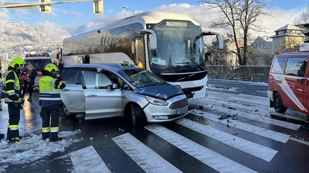 Ein Taxi kollidierte aus bisher unbekannter Ursache mit einem Reisebus