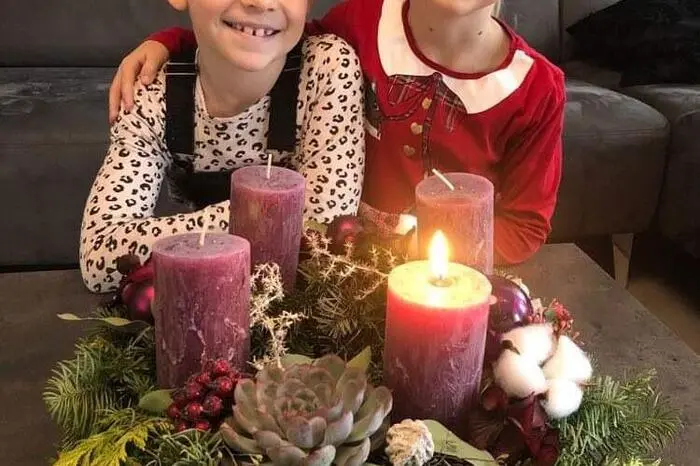 Valentina (8 Jahre) und Raffaella (6 Jahre) Sabella wünschen mit ihren Bildern den Verwandten Frohe Weihnachten.