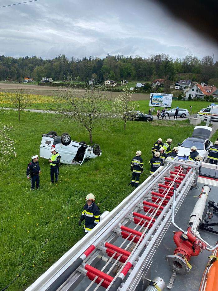 Ein Fahrzeug überschlug sich und kam auf dem Dach zum Liegen