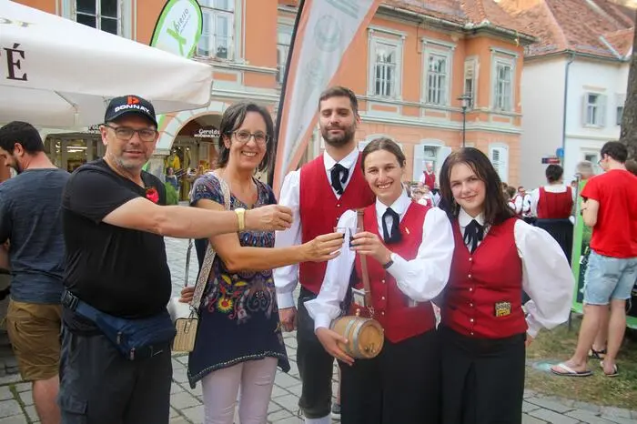 Die Gastkapelle, die Bürgermusik aus Götzis (Vorarlberg), sorgte für bunte Klänge inmitten des Hauptplatzes