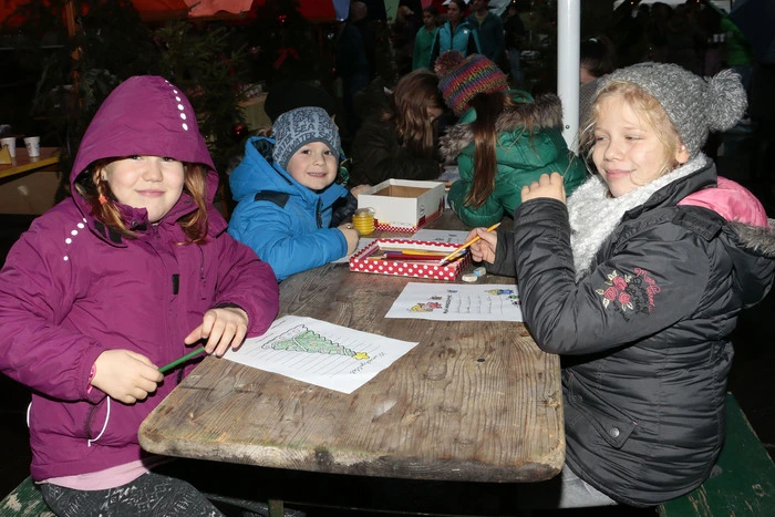 So konnten sich die Besucher kulinarische Köstlichkeiten munden lassen und erwerben sowie bei den vielen Bastel- und Dekorationsstücken schmökern.