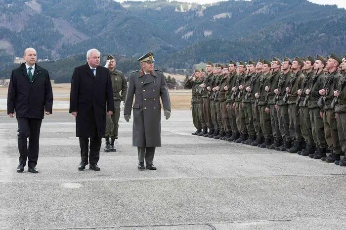 Landeshauptmann Hermann Schützenhöfer dankte einmal mehr allen Soldatinnen und Soldaten des Bundesheeres, die gemeinsam mit vielen freiwilligen Helferinnen und Helfern der zivilen Einsatzorganisationen eine großartige Hilfeleistung bei der Bewältigung der diesjährigen Schneekatastrophe erbracht haben.