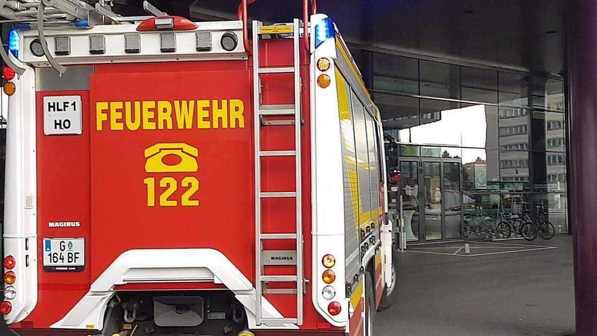 Freitagnachmittag: fünf Feuerwehrautos vor der Grazer Stadthalle