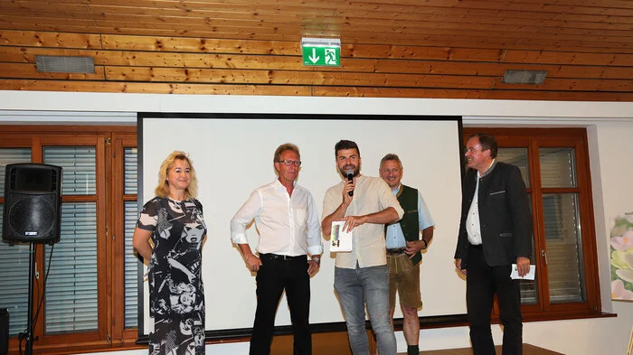 Bürgermeister Werner Höfler begrüßte gemeinsam mit dem Moderator Thomas Seidl, mit LAbg. Bernhard Ederer, dem Bgm Erwin Gruber und Iris Absenger-Helmli die Gewinner des Fotowettbewerbes und die Besucher Abschlussveranstaltung.