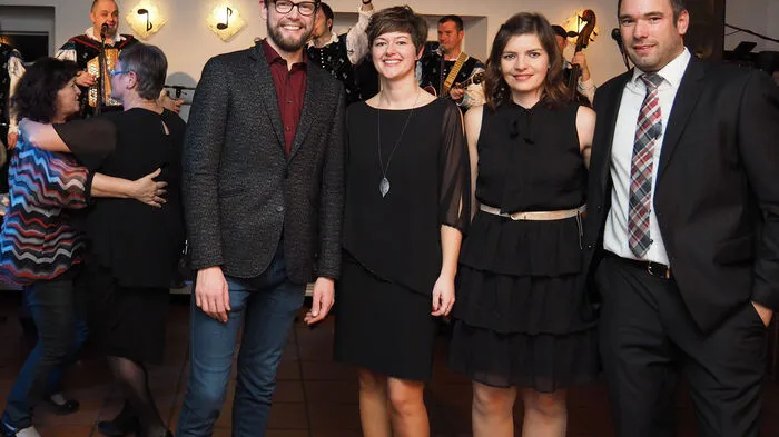 Nicht nur Alexander Tolmaier und Niko Wieser vom Kulturverein SPD Radiše/Radsberg hatten ihren Spaß am 42. Radsberger Ball, auch die vielen Gäste, darunter die Cousinen Daniela und Verena Wrulich (am Foto jeweils von links zu sehen)amüsierten sich.