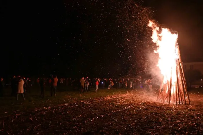 Am Ende wurde das Osterfeuer angezündet, bitte klicken Sie sich durch die Fotoserie...