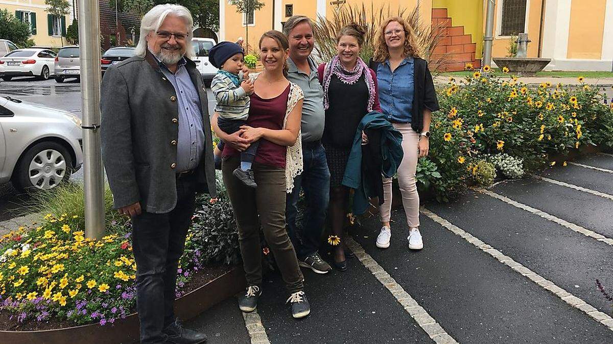 Bürgermeister Johann Handler zeigt der Familie Juratovc was Grafendorf alles zu bieten hat