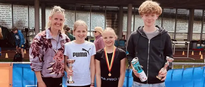 Sportlehrerin Sara Tiefenbacher mit Maria Girstmair, Lisa Peintner und Jakob Lukasser
