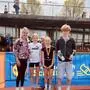 Sportlehrerin Sara Tiefenbacher mit Maria Girstmair, Lisa Peintner und Jakob Lukasser