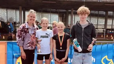 Sportlehrerin Sara Tiefenbacher mit Maria Girstmair, Lisa Peintner und Jakob Lukasser