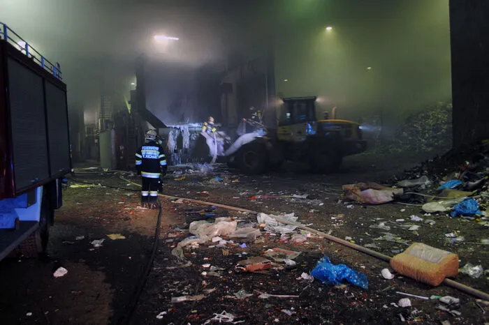 Auf dem Weg zur Einsatzstelle war schon eine dichte Rauchwolke zu erkennen und ein Fehlalarm konnte somit bereits bei der Anfahrt ausgeschlossen werden.