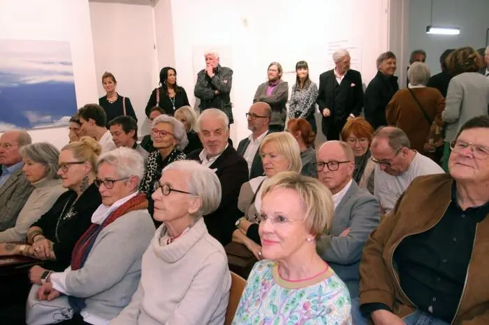 Erika Lojen trat 2003 erstmals als Künstlerin an die Öffentlichkeit. Ihr ist die Suche nach Licht in ihren Fotoarbeiten wichtig.
Gerhard und Erika Lojen waren Gründungsmitglieder der Grazer „Gruppe 77“ und leiteten diese bedeutende Künstlervereinigung über mehrere Jahre.