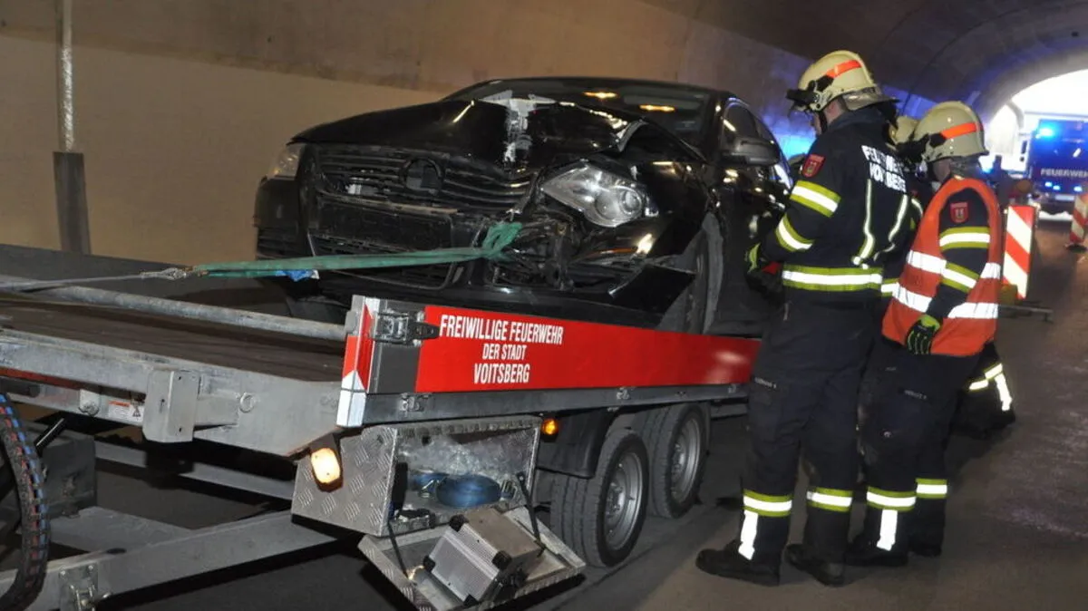 Das Auto musste aus dem Tunnel geborgen werden