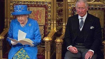 Die Queen und Prinz Charles bei der Verlesung des Programms