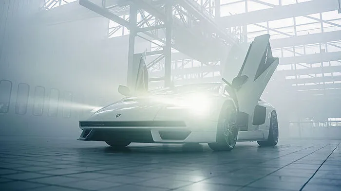 Er ist wahrscheinlich das prägendste Modell der Marke aus Sant’Agata Bolognese, die 1963 unter dem Logo des Stiers begann, neben Traktoren auch Sportwagen zu bauen. Und unter den vielen legendären Lamborghinis hat der Countach am deutlichsten seine Spuren hinterlassen, das keilförmige Design von Bertone zitieren seine Nachfolger bis heute.