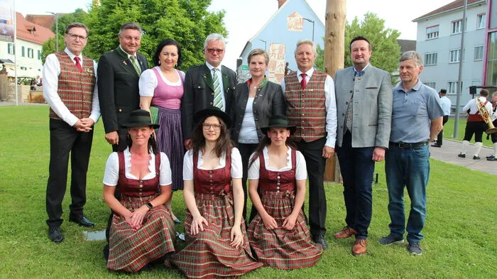Bürgermeister Gerhard Meixner und Ehrengäste nahmen die Kapellen in Empfang.