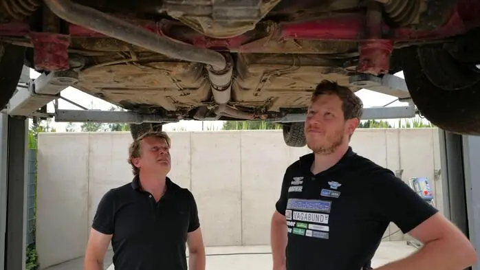 Helge Leinich (links) und Thomas Boder untersuchen das Fahrgestell eines Porsche 924 und wägen ab, ob sich ein Neuaufbau lohnt
