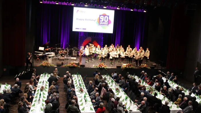 Mit Pauken und Trompeten wurde das 90 Jahr-Jubiläum der Stadt Weiz feierlich eröffnet