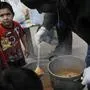 Children wait for food distributed by a Greek humanitarian group in central Athens on Monday, Jan. 30, 2012. European leaders in Brussels Monday will seek ways to boost growth and create badly needed jobs amid a financial crisis sparked by Greece's debt woes. Greece and its bondholders have come closer to a deal to significantly reduce the country's debt and pave the way for it to receive a much-needed euro130 billion ($170 billion) bailout.  (Foto:Petros Giannakouris/AP/dapd)