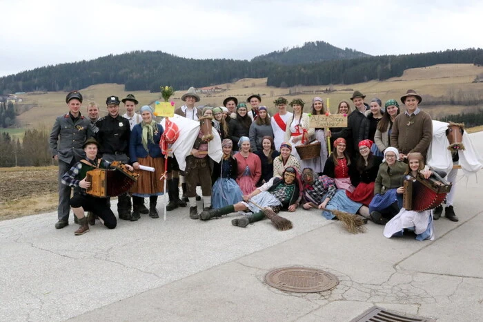 Am Faschingssonntag lud die örtliche Landjugend (LJ) zur „Brechlstör" und zum "Schimmelreiten“ auf die Dorfwiese. 