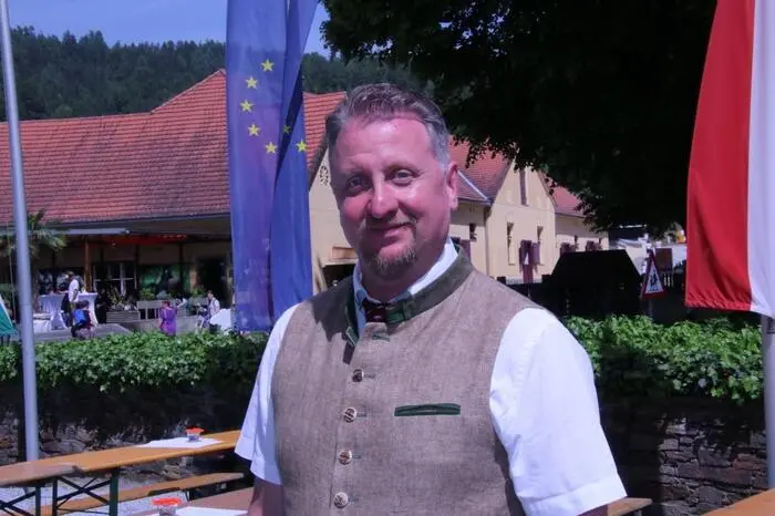 Der vergangene Samstag wartete mit einem Prachtwetter auf. Und im Bundesgestüt Piber strahlten Gestütsleiter Erwin Movia und seine Mitarbeiterinnen und Mitarbeiter mit der Sonne um die Wette.