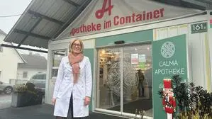 Sonja Kirschner vor der Apotheke Calma, auch bekannt als Apotheke im Container, in der Liebenauer Hauptstraße