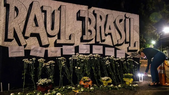 Die vermummten Täter stürmten die Schule in der Stadt Suzano im Bundesstaat Sao Paulo und eröffneten das Feuer, wie die örtlichen Sicherheitsbehörden mitteilten.  