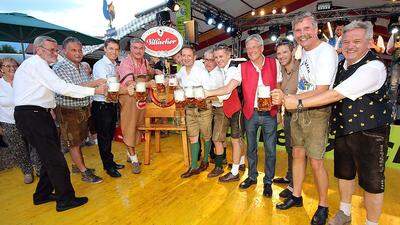 Bürgermeister Stauber, Landesrat Benger und Landeshauptmann Kaiser eröffneten mit dem Bieranstich das 18. „Gackern