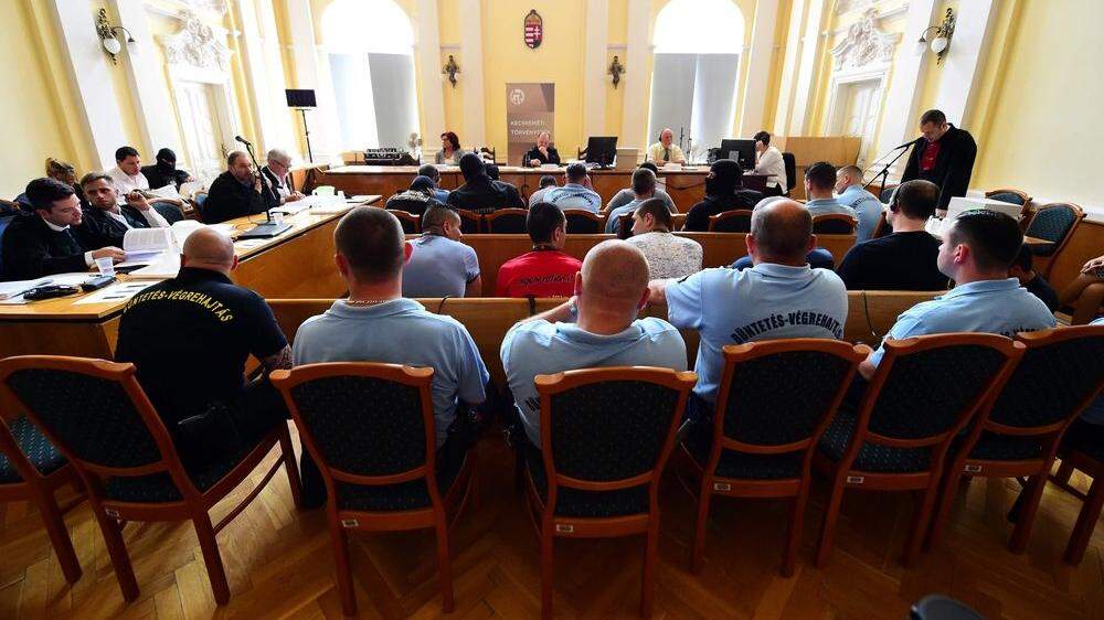 In der ungarischen Kleinstadt Kecskemet ist am Freitag der Prozess gegen die Schlepperbande fortgesetzt worden, die für den qualvollen Erstickungstod von 71 Flüchtlingen in einem Kühl-Lkw im August 2015 verantwortlich sein soll