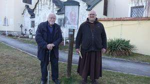 Adi Plos und Bruder Elias Unegg, der Pfarrer von Maria Lankowitz, an der ersten Station des Kreuzweges St. Johann