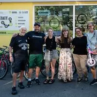 Bernd und Jasmine Willibald (2. und 4. von links) mit Gottfried Kleinhappl, Martina Hübler, Simone Hinterecker und Nicole Kleinhappl (alle SOS-Kinderdorf Stübing)