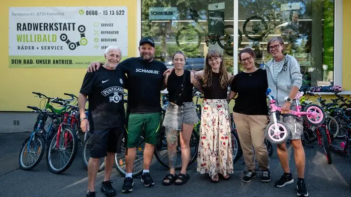 Bernd und Jasmine Willibald (2. und 4. von links) mit Gottfried Kleinhappl, Martina Hübler, Simone Hinterecker und Nicole Kleinhappl (alle SOS-Kinderdorf Stübing)