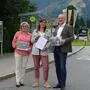 An der stark befahrenen Straße durch Rohrmoos-Zentrum: Vizebürgermeisterin Maria Drechsler, Clara Reimitz und Bürgermeister Hermann Trinker 
