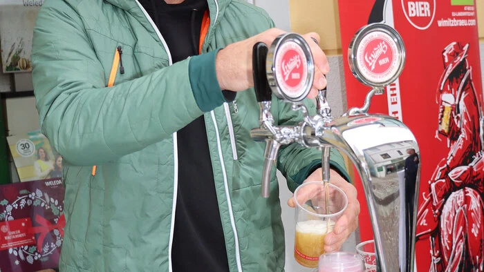 Der Geschäftsführer Hosef Habich von der Bio Brauerei "Wimitzbräu" beim Bieranzapfen.