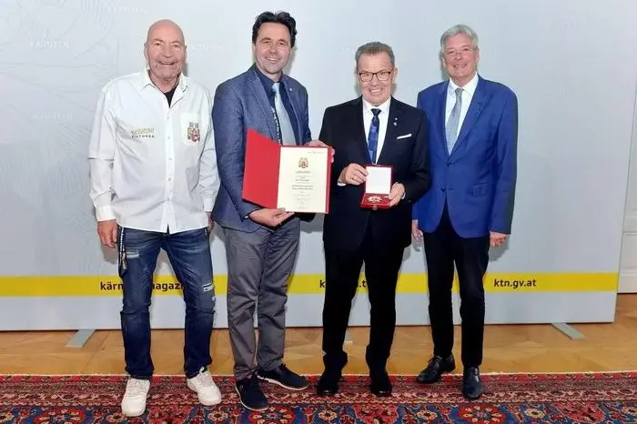 Erik Schinegger (zweiter von rechts) wurde von Landeshauptmann Peter Kaiser geehrt. Neben ihm St. Urbans Bürgermeister Dietmar Rauter (FPÖ)