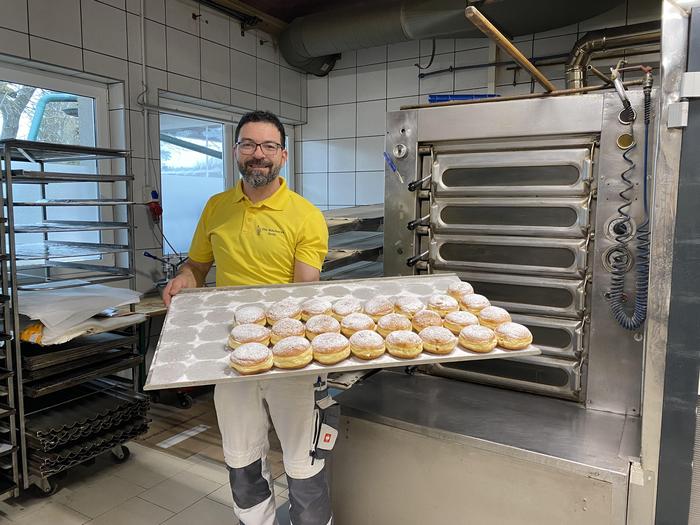 Thomas Bierbaumer-Piroutz in seiner Bäckerei in Ruden: „Mehlstaub statt Bücherstaub“