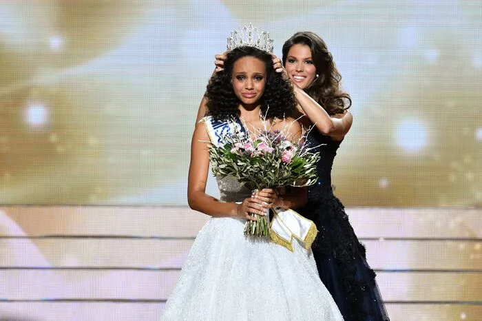 Die bisherige Miss Frankreich, Iris Mittenaere aus Lille, setzte der von ihrer Freude überwältigten Jurastudentin Aylies die Siegerkrone auf.