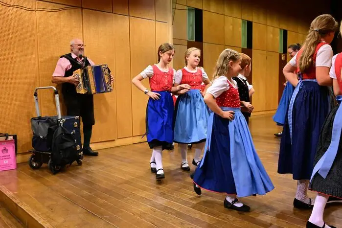 In humorvoller Weise führte Walter Rysavy durch das Programm und den Nachmittag, wo die Nachwuchsgruppe der „Lustigen Steirer Judenburg“ eine Tanzeinlage zeigte, die Schuhplattler desselben Vereins mit einem Plattler glänzten und die „Stohli`s“ mit flotten Weisen aufspielten.