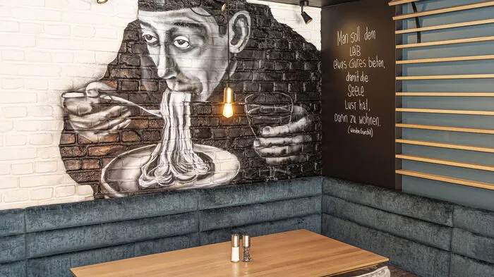 Bei der Einrichtung von "Giuseppe's" Pizzeria und Restaurant dominiert nach dem Umbau die Farbe Aquamarinblau