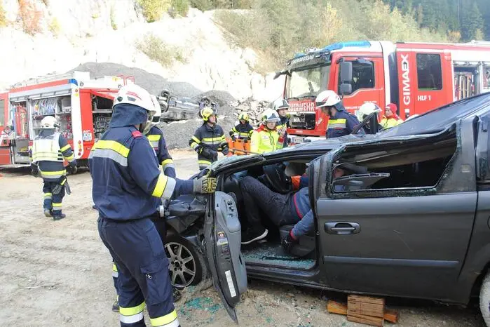 Dort probte der Bereichsfeuerwehrverband Weiz, gemeinsam mit dem Bereichsfeuerwehrverband Hartberg und Mürzzuschlag den Ernstfall.