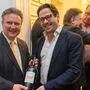 Hannes Sabathi überreichte Ludwig einen Sauvignon blanc Magnum vom Kehlberg 