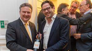Hannes Sabathi überreichte Ludwig einen Sauvignon blanc Magnum vom Kehlberg 