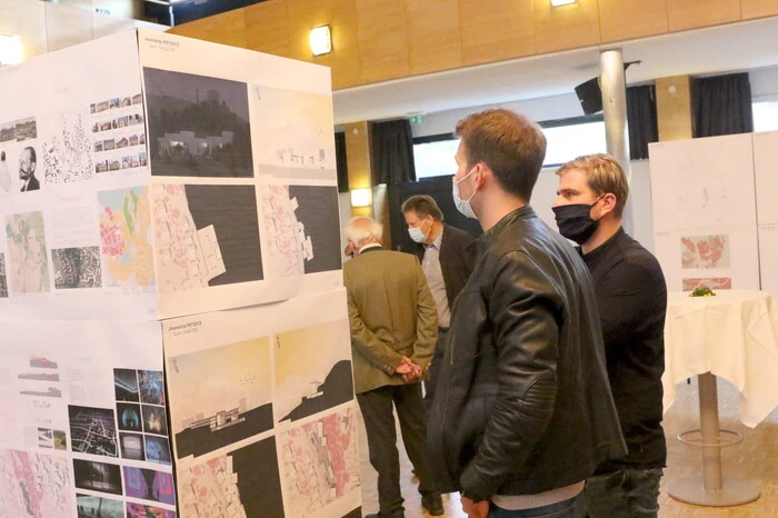 Nach Wochen intensiver städtebaulicher Untersuchungen machten die Studierenden unterschiedliche Positionierungen für ein mögliches Museum ausfindig und entwickelten dafür angemessene Gebäudekonzepte und Raumprogramme.