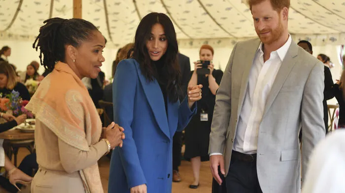 Hier ist Herzogin Meghan bei der Präsentation ihres ersten Charity-Projekts zu sehen. Es ist ein Kochbuch, das in Zusammenarbeit mit Frauen entstanden ist, welche die Brandkatastrophe im Londoner Grenfell Tower überlebt haben.